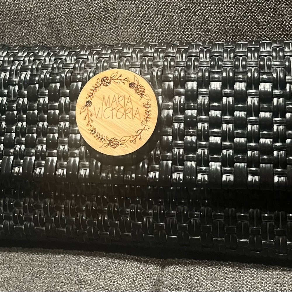 Maria Victoria Black Woven wallet